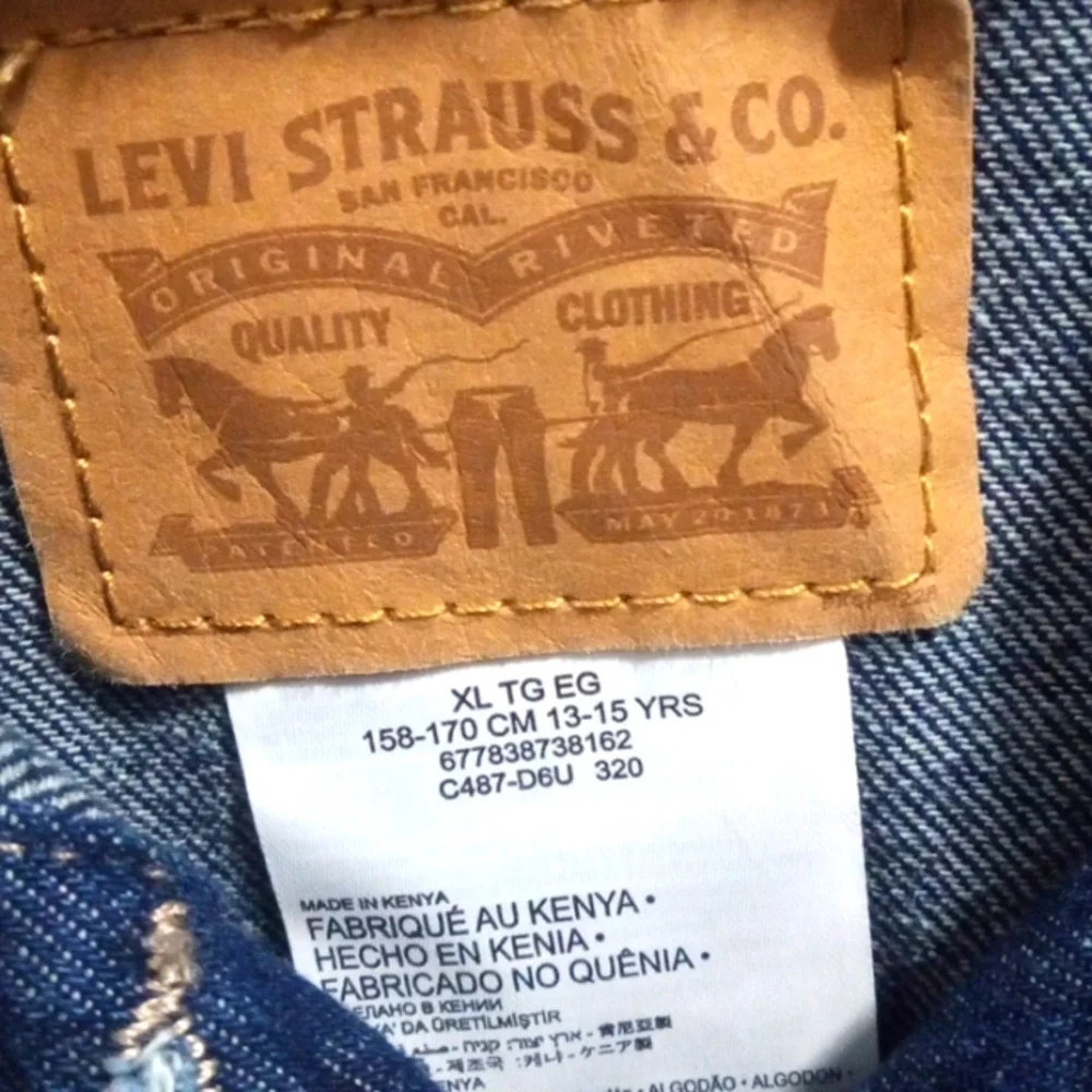 LEVI'S DARK BLUE FUR COLLAR CROP DENIM BUTTON UP JACKET SIZE JUNIORS XL NWT - Picture 2 of 6